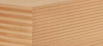 Nahaufnahme einer MDF-Platte mit feiner Schichtung, ideal für Möbelbau und Innenausbau.