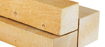 Nahaufnahme von Kanthölzern mit sichtbarer Holzmaserung, ideal für den Holzbau und konstruktive Anwendungen.