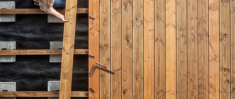 Montage einer Terrasse auf einer Holzunterkonstruktion