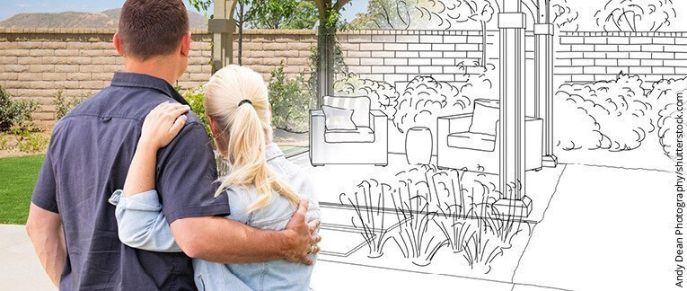 Ein Foto eines Gartenteils, auf dem ein skizzierter Plan für den Bau einer Terrasse mit Sesseln und Dekorationen zu sehen ist.